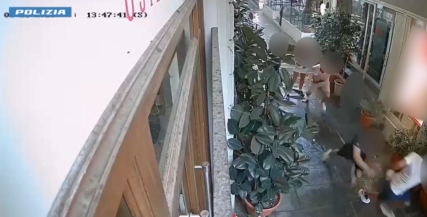 Frame da video (telecamera) del momento della rapina - Fonte comunicato Polizia di Stato