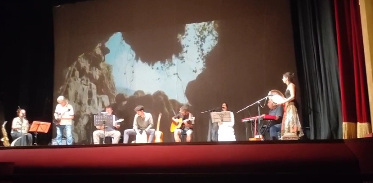 Un momento dell'esibizione della band 'Carpineta Futuro Remoto' al Teatro Corsini di Barberino del Mugello