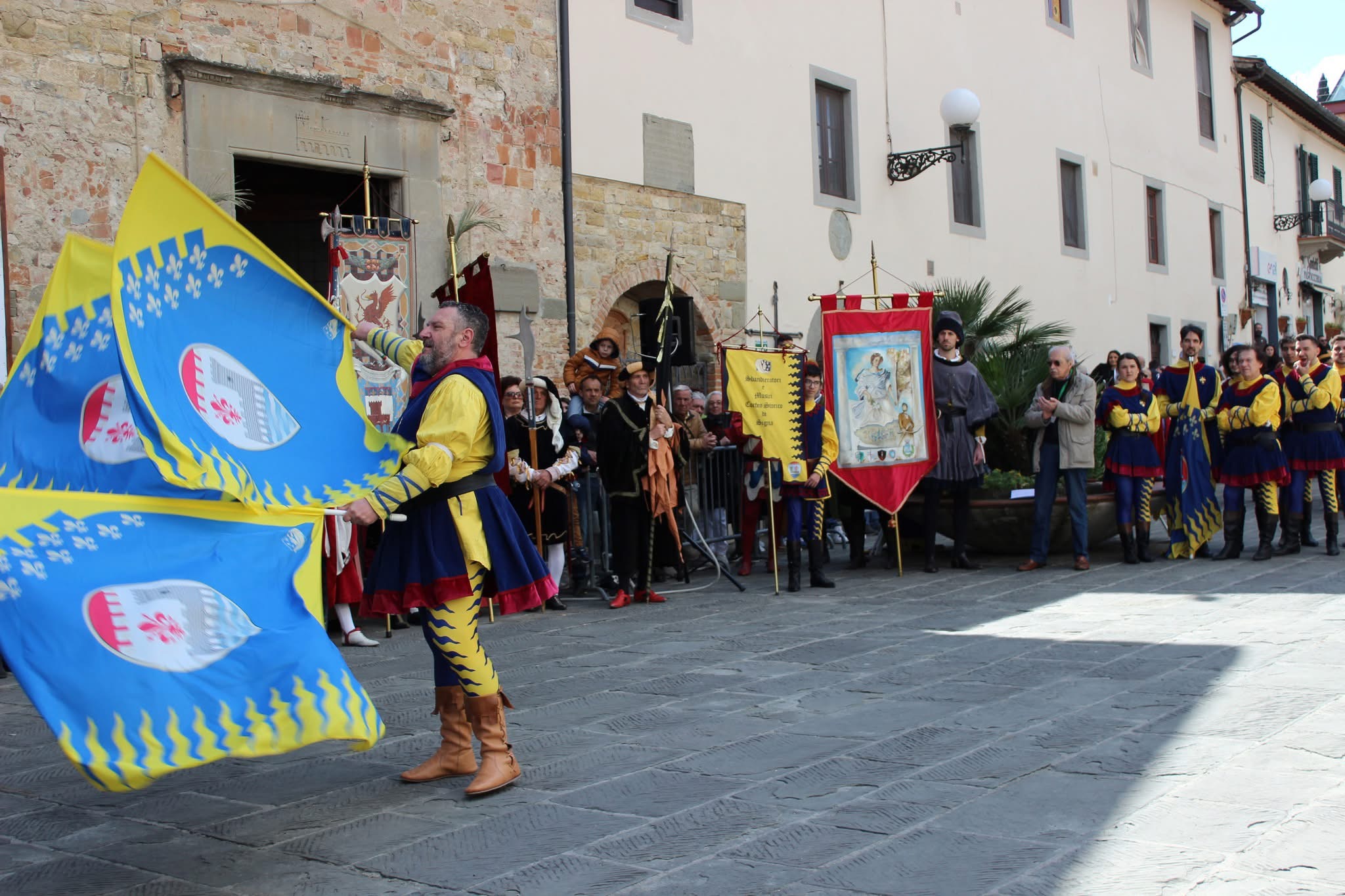 Bandiere in alto e archi pronti: il Corteo Storico fa "scuola" a Signa e cerca nuove leve (Fonte foto Comune di Signa)