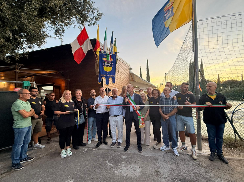 Il sindaco Paolo Sottani ha tagliato il nastro della nuova area eventi nella frazione di Strada in Chianti (Fonte foto comunicato)