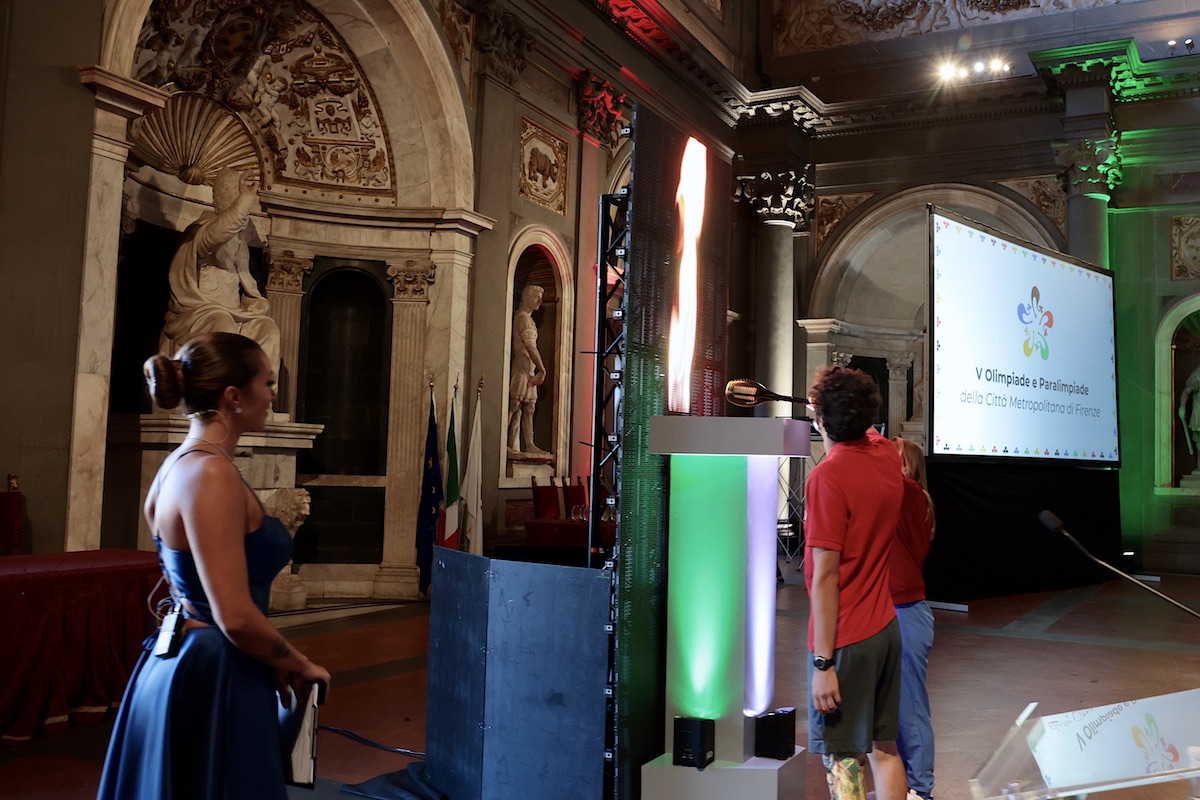 L'accensione del braciere (foto Antonello Serino - Met Ufficio Stampa)