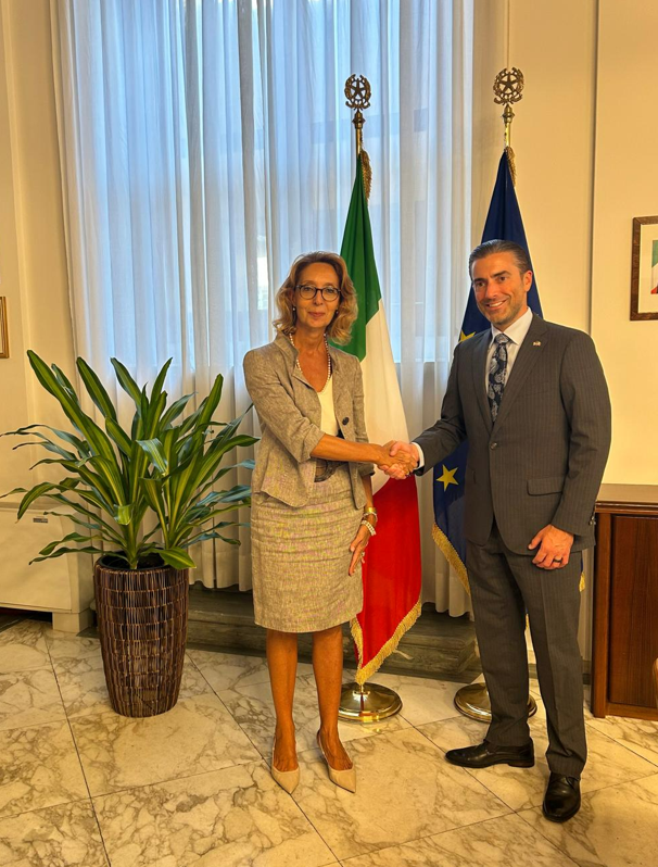 Il Prefetto di Prato, Michela La Iacona, con il Console Generale degli Stati Uniti d’America a Firenze, Dott. Joseph Tordella (Fonte foto comunicato Prefettura di Prato)