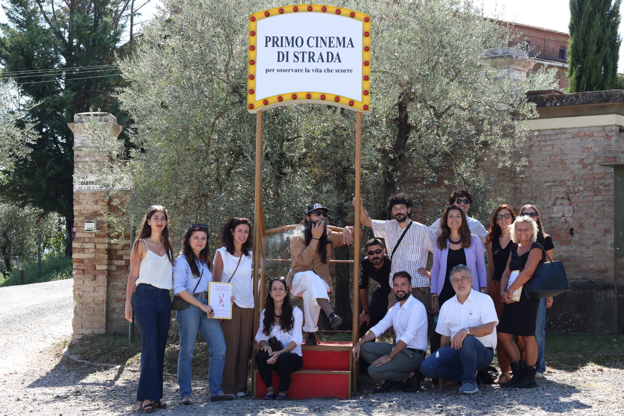 foto di gruppo al cospetto dell'opera