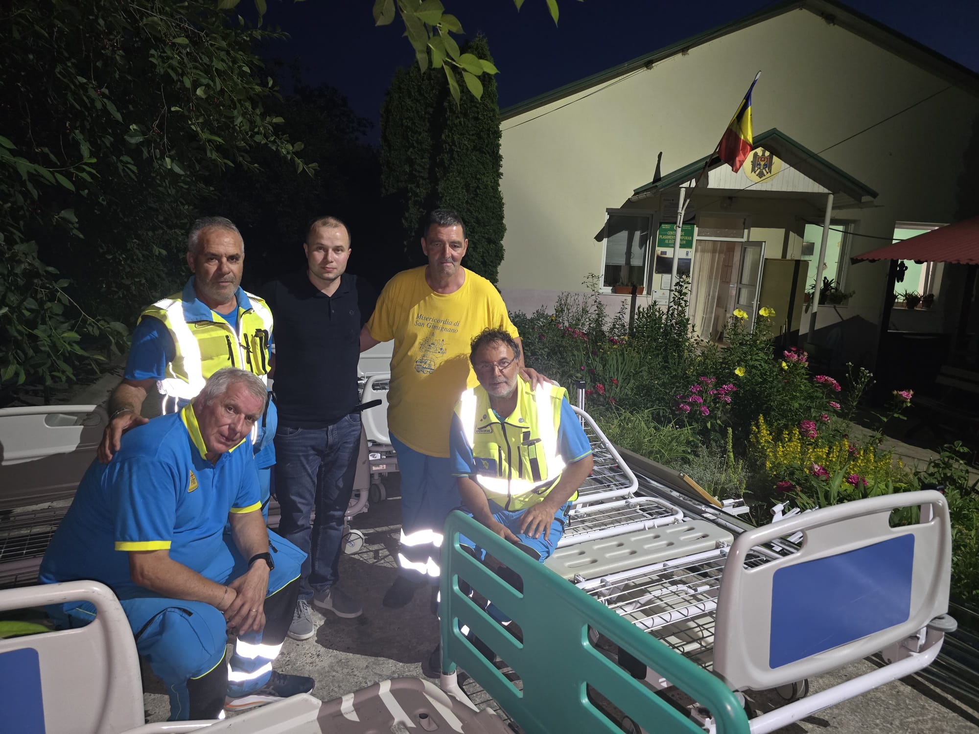 I volontari della Misericordia con al centro il Sindaco di Calfa