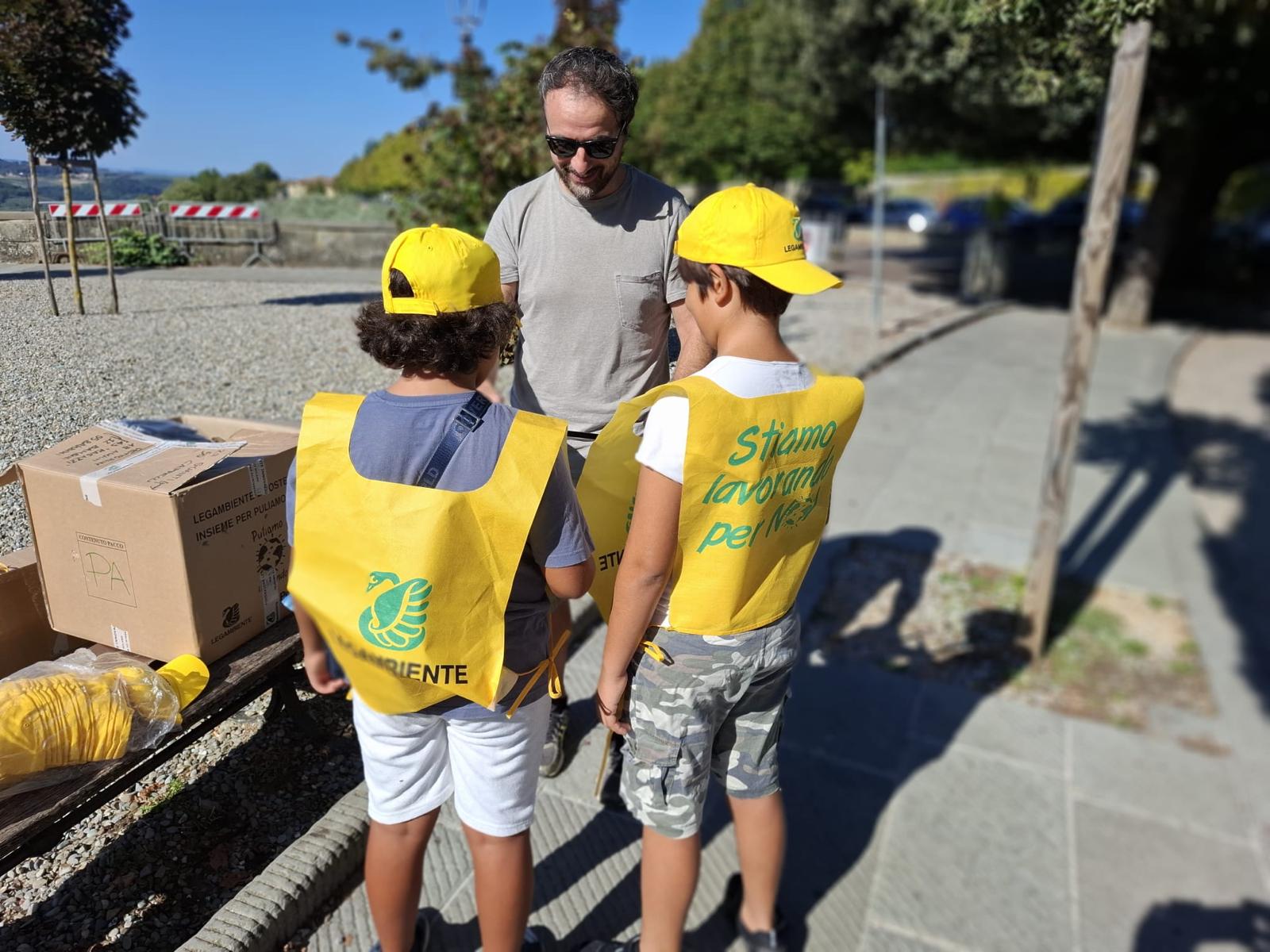 assessore Niccolò Landi con i giovani volontari - fonte foto comunicato stampa