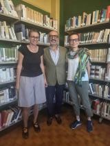 l'assessore alla cultura Massimo Galli con alcune delle bibliotecarie - fonte foto comunicato stampa