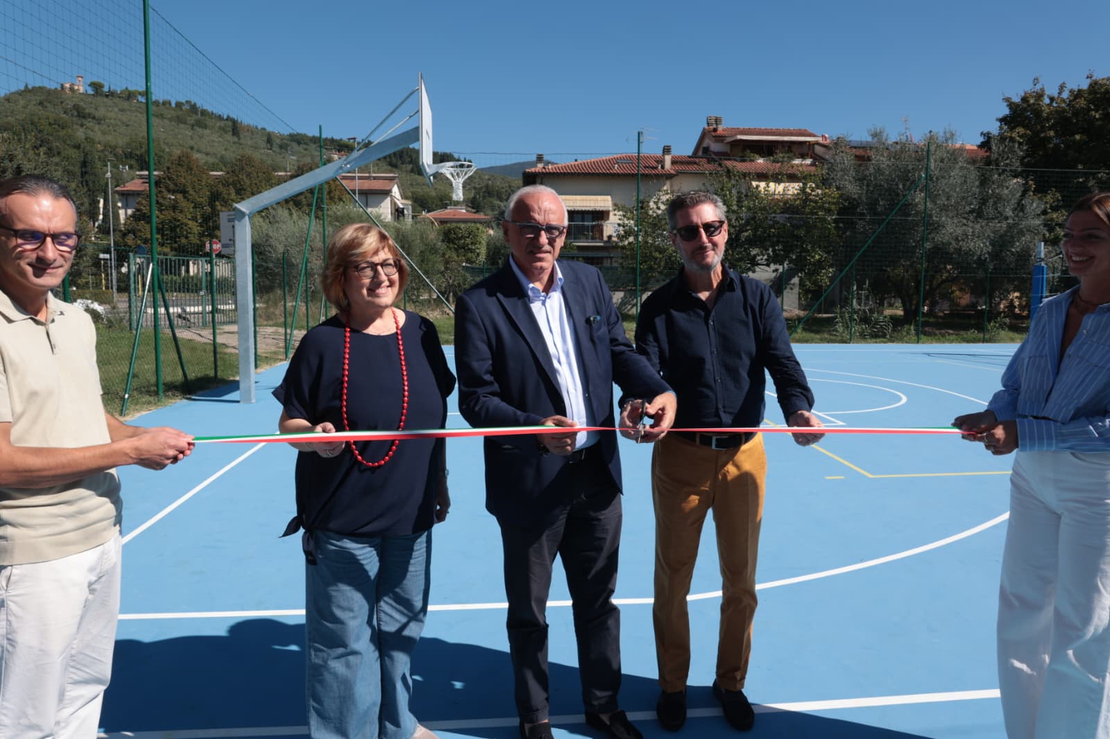 Inaugurazione campo sportivo outdoor succursale Calamandrei Sesto F.no(nella foto da sx la Vice preside Tamara Taiti, il consigliere metropolitano Nicola Armentano e il professore Francesco Lotti) Fonte foto Antonello Serino Redazione MET - Ufficio Stampa