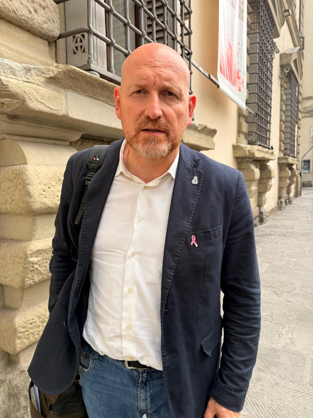 Il sindaco barracelli con la spalletta nastro rosa (Fonte foto comunicato Comune di Barberino Tavarnelle)