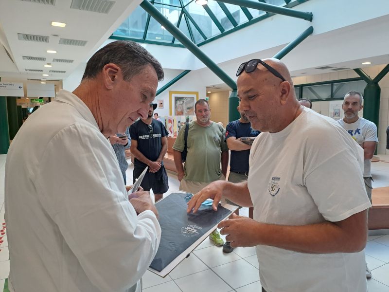 Donazione della maglietta celebrativa (Fonte foto comunicato Ausl Toscana Centro)