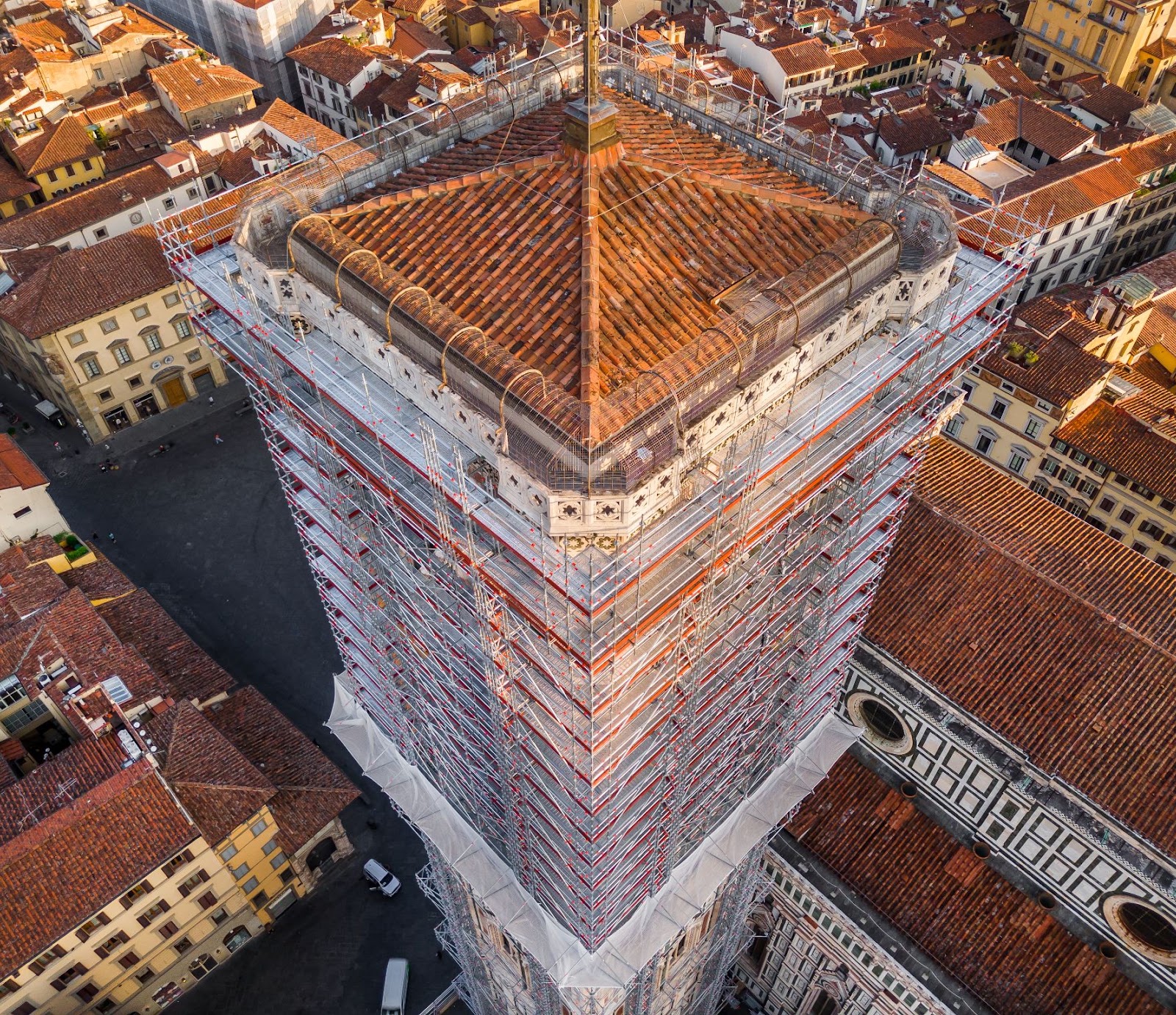 Il ponteggio del cantiere di restauro del Campanile di Giotto a Firenze (Courtesy Opera di Santa Maria del Fiore, foto Fabio Muzzi)
