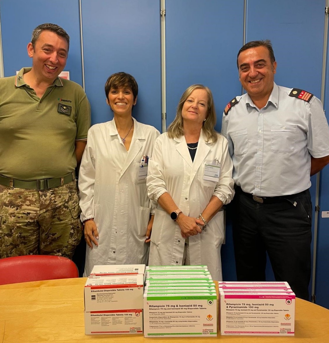 CONSEGNA FARMACI AL MEYER, ai lati  Camillo Borzacchiello e Giovanni Casale Ufficio distrib farmaceutica SFM con Lucia Scala e Lorena Di Simone Farmacia Meyer