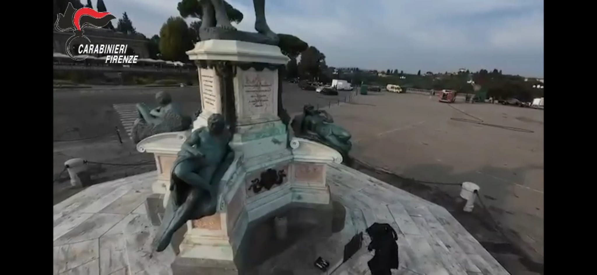 Artificiere in verifica sulla bombola rinvenuta al piazzale Michelangelo (Frame da video Carabinieri)