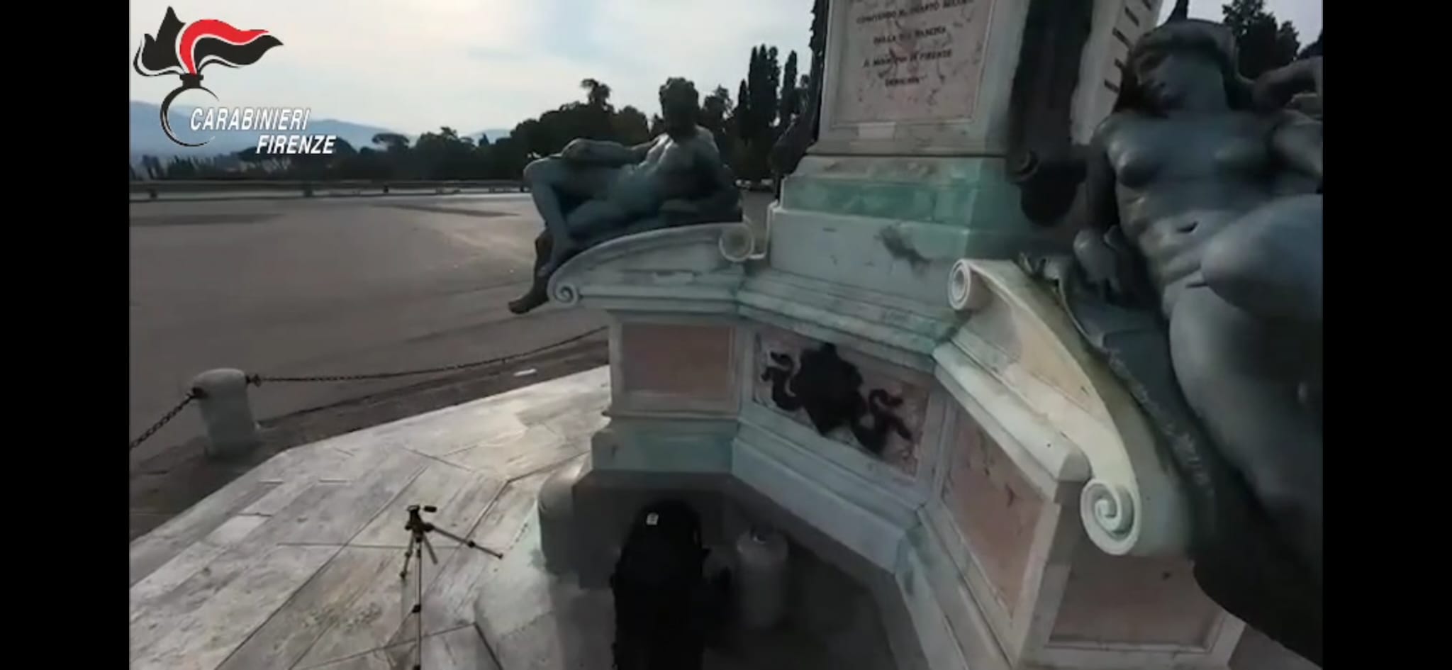 Artificere in verifica sulla bombola del gas rinvenuta al piazzale Michelangelo (Frame da video Carabinieri)