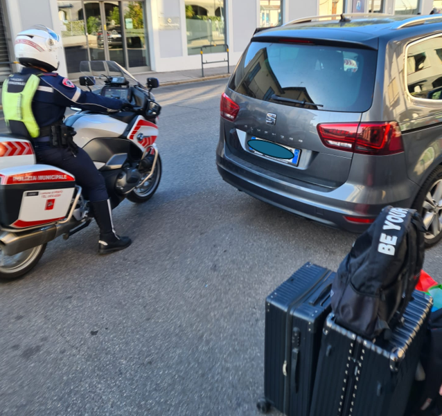 Taxi abusivo scoperto dal Reparto Motociclisti (Fonte foto comunicato Comune di Prato)