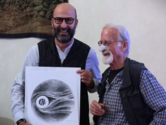 Il battito delle Gualchiere, in foto Carlo Boni con l'autore del dipinto (foto Antonello Serino - Met Ufficio Stampa)