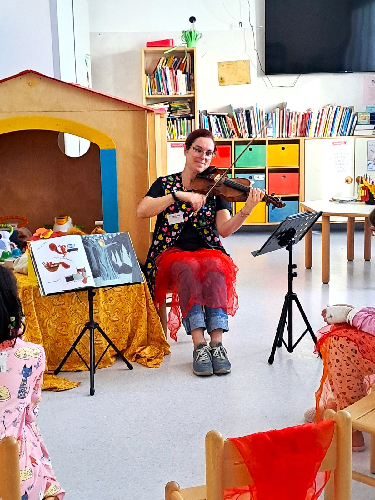 La musica e le fiabe per tenere compagnia ai bambini ricoverati nella Pediatria (Fonte foto comunicato Ausl Toscana Centro)