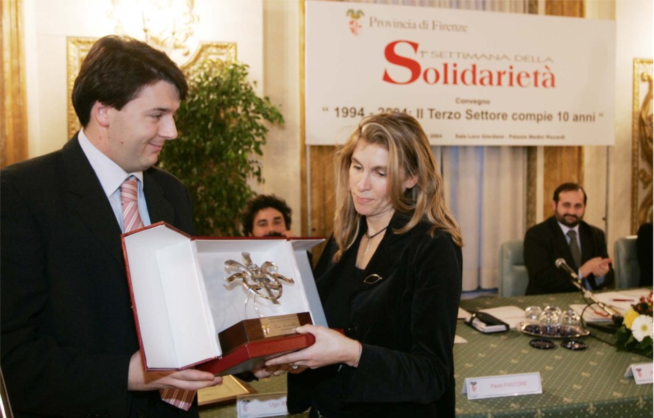Il presidente Renzi consegna il premio alla compagna di Tom Benetollo - Foto Torrini Fotogiornalismo