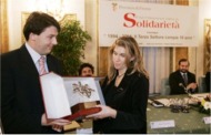 Il Presidente Renzi consegna il premio alla compagna di Tom Benetollo - Foto Torrini Fotogiornalismo