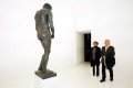 Lo scultore Igor Mitoraj con l'assessore Giovanna Folonari visita la mostra del Bronzo di Lussino