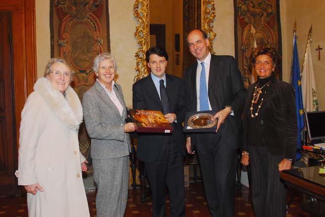 Il presidente Renzi, al centro con l'ambasciatore Chaplin, insieme alla signora Chaplin, al console Mc Farlane e all'assessore Folonari