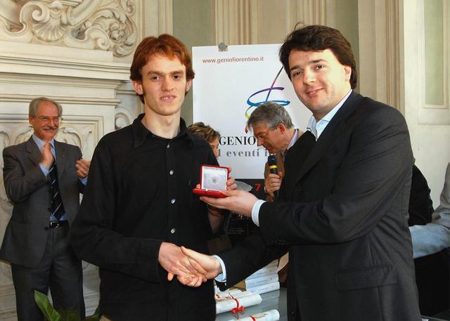 Renzi premia uno dei vincitori del Certamen 2005