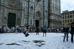 Piazza Duomo "imbiancata" dalla grandine a Firenze (foto Antonello Serino)