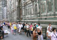 Turisti in fila a Santa Maria del Fiore