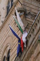 Bandiere a mezz'asta davanti Palazzo Medici Riccardi