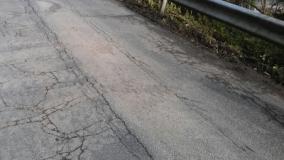 L'asfalto prima dei lavori in via Guido Monaco a Reggello