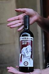 Una bottiglia di vino speciale per celebrare la Festa (foto di Antonello Serino, Ufficio Stampa-Redazione di Met)
