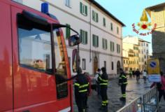 Si stacca intonaco da un palazzo in Piazza del Carmine