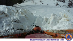 Il muro di neve davanti ai mezzi della protezione civile