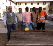 Migranti, volontari e artigiani del territorio riqualificano le panchine di Barberino e Tavarnelle