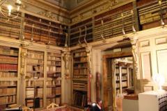 La Sala di lettura della Biblioteca Moreniana (Di Sailko - Opera propria, CC BY 3.0, <a href=