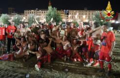 Le vecchie glorie del calcio storico fiorentino contro i pompieri di Firenze