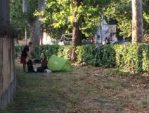 Montano la tenda al piazzale Donatello, multati dalla Polizia Municipale