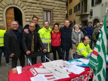 I sindaci Paolo Sottani e Massimiliano Pescini al fianco dei lavoratori della Sacci