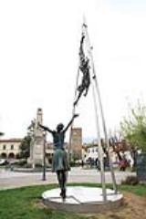Vicchio: un nuovo monumento contro le guerre in Piazza della Vittoria, arriva “Life and Death”