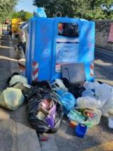 Scaricano 19 sacchi di rifiuti accanto ai cassonetti dopo una festa