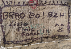 Scrive con un pennarello su Ponte Vecchio, denunciata dalla Polizia Municipale