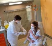 Elena e Simona sono le prime vaccinate nella regione