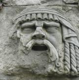 Pulizia delle mura urbane di Pistoia, il Comune porta alla luce stemmi antichi e manufatti moderni
