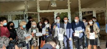A scuola sicuri in Metrocittà Firenze: consegnate allo scientifico Da Vinci le mascherine Ffp2 donate da Unicoop