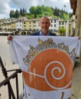 Il sindaco Sottani con la bandiera di Citta' Slow