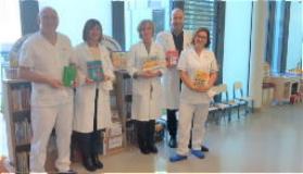 I dottori Agostiniani, Di Renzo, Chiti, Cellini e Magnanensi con i libri donati (Fonte foto Ausl Toscana Centro)