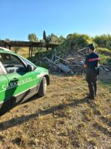 I rifiuti edili individuati dai Carabinieri Forestali (Fonte foto Carabinieri)