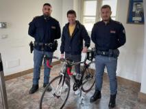 Restituzione della bicicletta (Fonte foto Polizia di Stato)