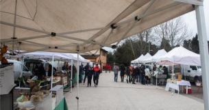 Sui banchi del ‘Mercatale in Empoli’ cipolle da Certaldo, carciofi empolesi, salumi e formaggi