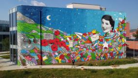Skim di fronte al murale (Fonte foto Comune di Sesto Fiorentino)