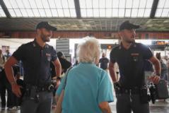 La Polizia di Stato ritrova la valigia smarrita nei pressi della stazione da una signora quasi centenaria